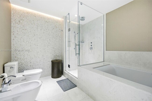 Building Photo - 17121 Collins Ave