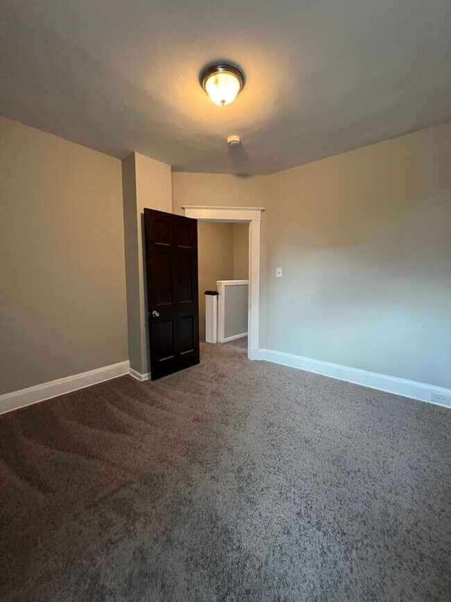 Building Photo - 3 Bedroom 1.5 Bathroom Townhome