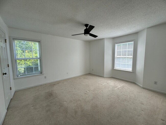 Building Photo - 2BR 2BA Condo beside Greenway