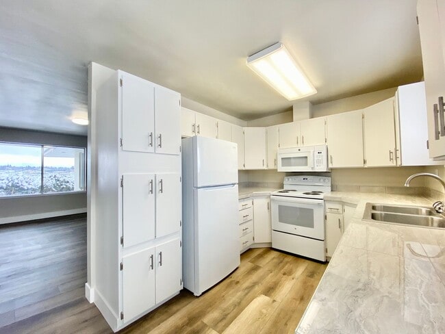 Building Photo - Renovated Home Surrounded By Scenic Orchard Bliss