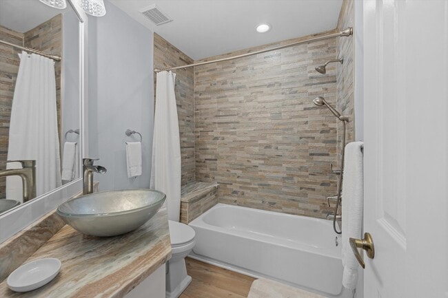 Building Photo - 2104 Country Golf Dr