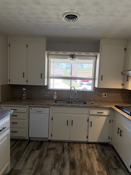 Kitchen - 536 Sherwood Ln