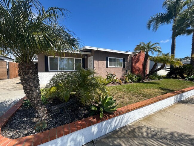 Building Photo - 3 Bed, 1 Bath in Clairemont with a Pool!