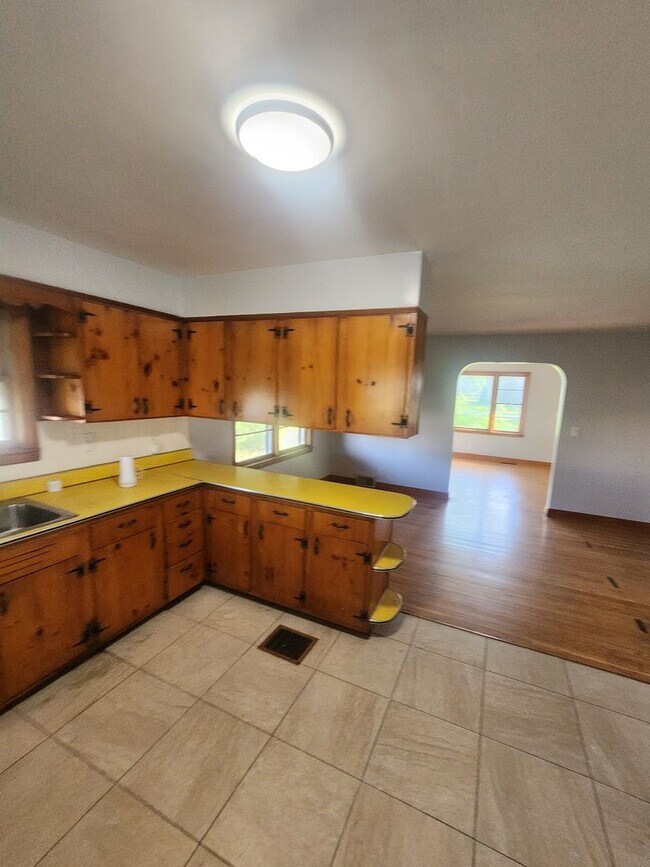 Building Photo - Charming 2 bedroom 1 bath with large rooms...