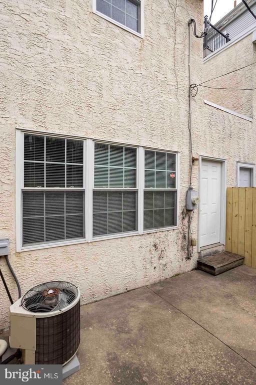 Building Photo - 2238 Christian St