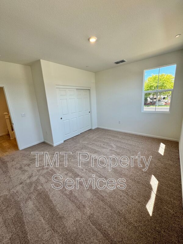 Building Photo - 1372 Redford Wy