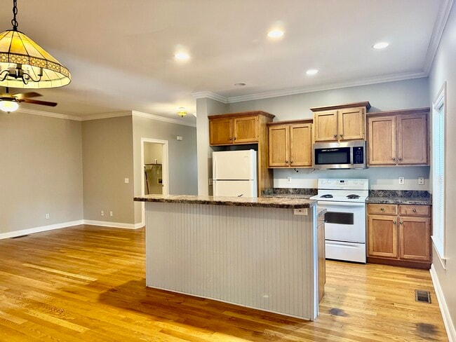 Building Photo - 114 W Green St