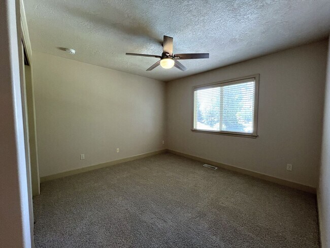 Building Photo - Beautiful 4 bed 3.5 bath home in Eagle jus...