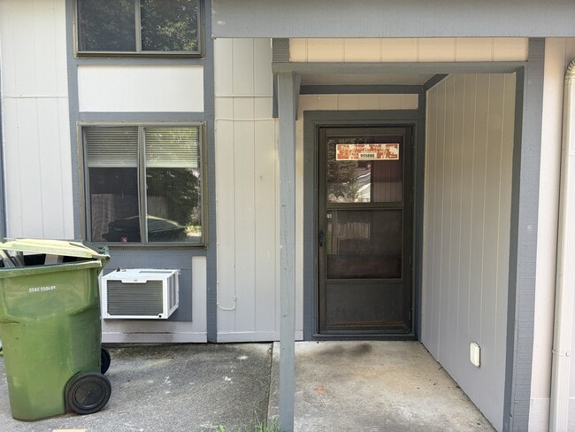 Building Photo - 1422 Humes Ave NE