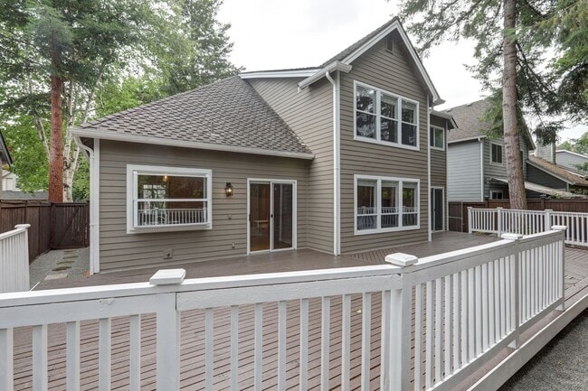 Building Photo - Beautifully Remodeled Home with Gourmet Kitchen & Fenced Yard in Klahanie