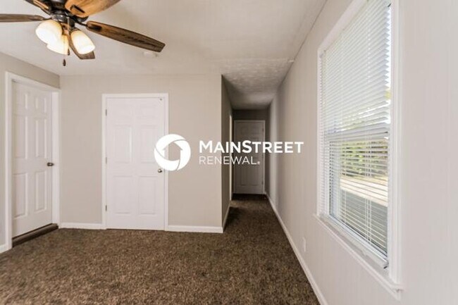 Building Photo - 4 Bedroom Pet-Friendly Home in Louisville, KY with Main Street Renewal