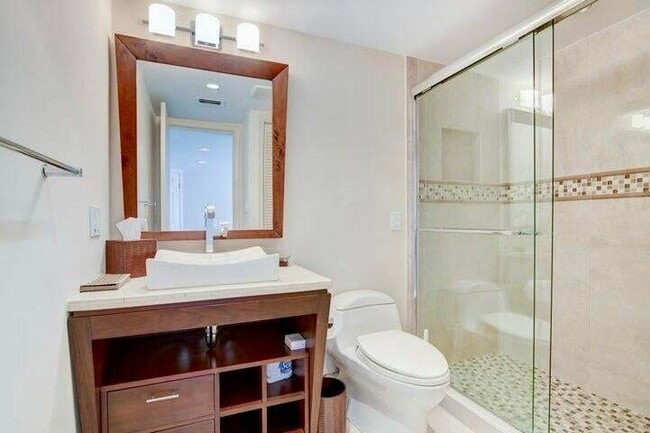 Building Photo - 1005 Russell Dr