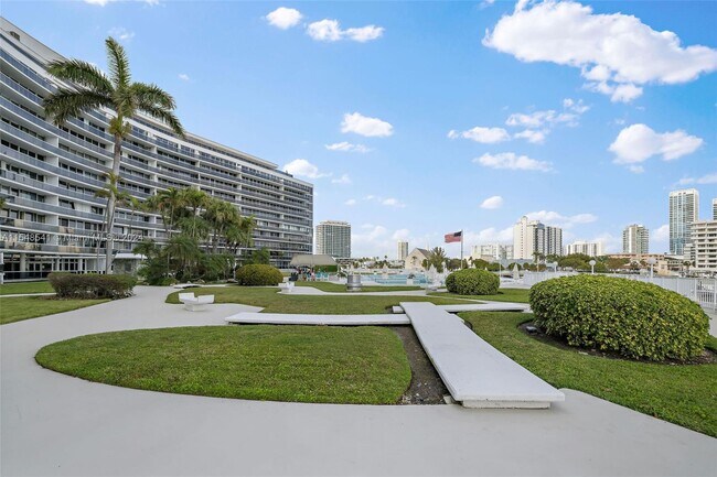 Building Photo - 900 Bay Dr