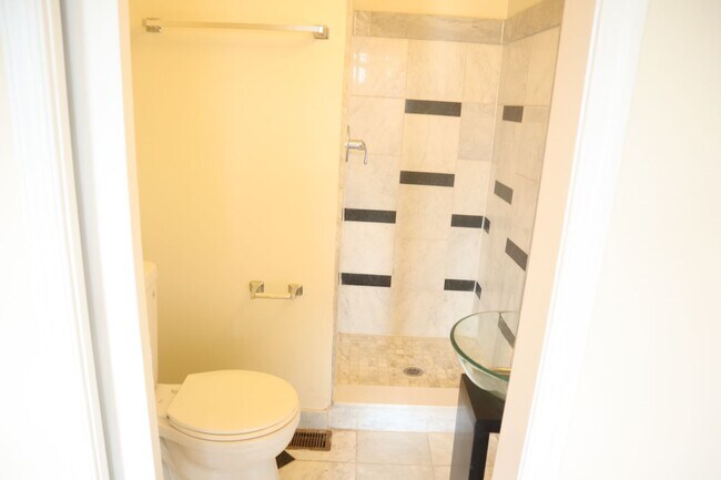Building Photo - (Townhouse for Rent ) Simply Beautiful