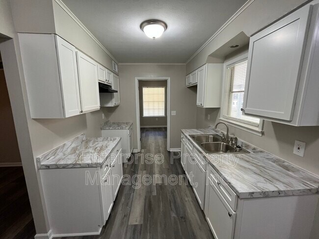 Building Photo - 1343 Dove St