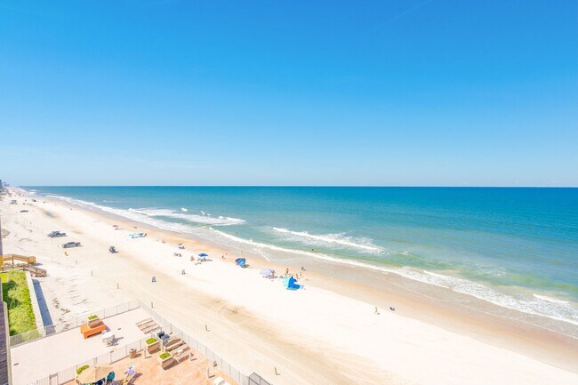 Building Photo - Breathtaking 3 Bedroom Daytona Beach Shore...