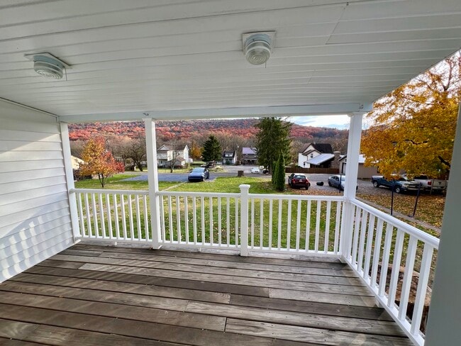 Building Photo - 423 Center St