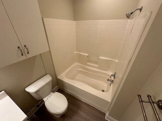 Building Photo - Spacious Downtown 1BR/1BA Condo with Pool View in Park North!!