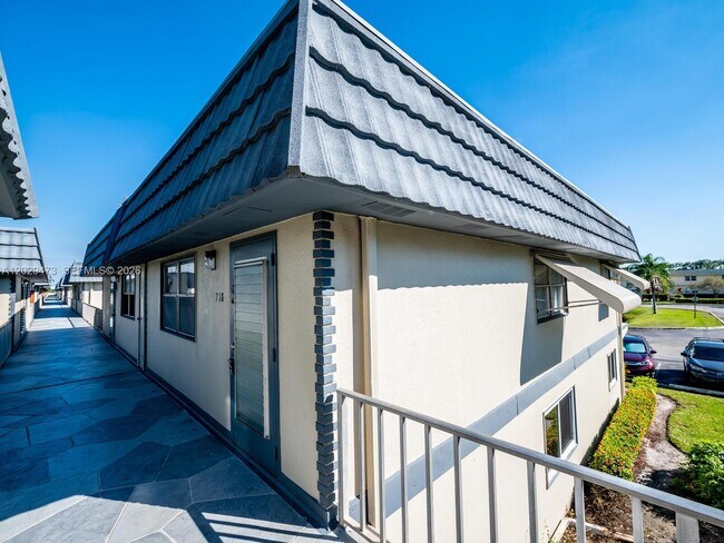 Building Photo - 718 Brittany Park