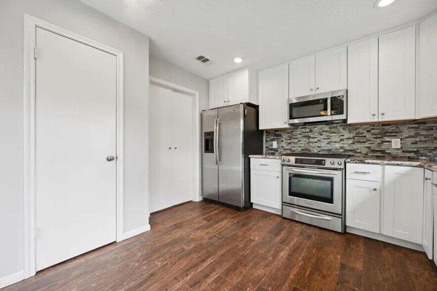 Building Photo - 3518 Grove Oaks Dr