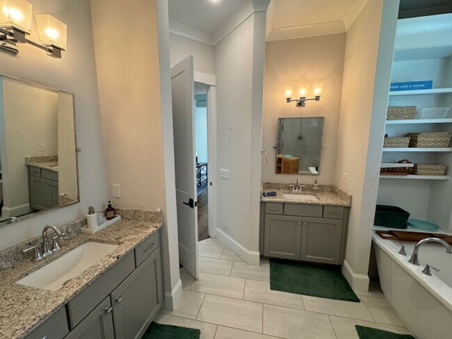 Building Photo - Lightly Furnished 4BR, 4BA Chapel Hill Hom...