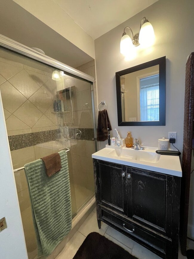 Building Photo - Spacious 3 Bedroom/2 Bathroom Home on Quie...