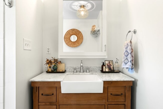 Building Photo - 1002 W Cottage St