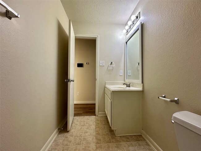 Building Photo - 20515 Hillsdale Park Dr