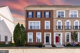 Building Photo - 13592 Village Green Dr