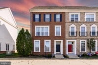 Building Photo - 13592 Village Green Dr