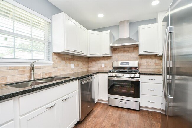 Primary Photo - 1525 Studewood St