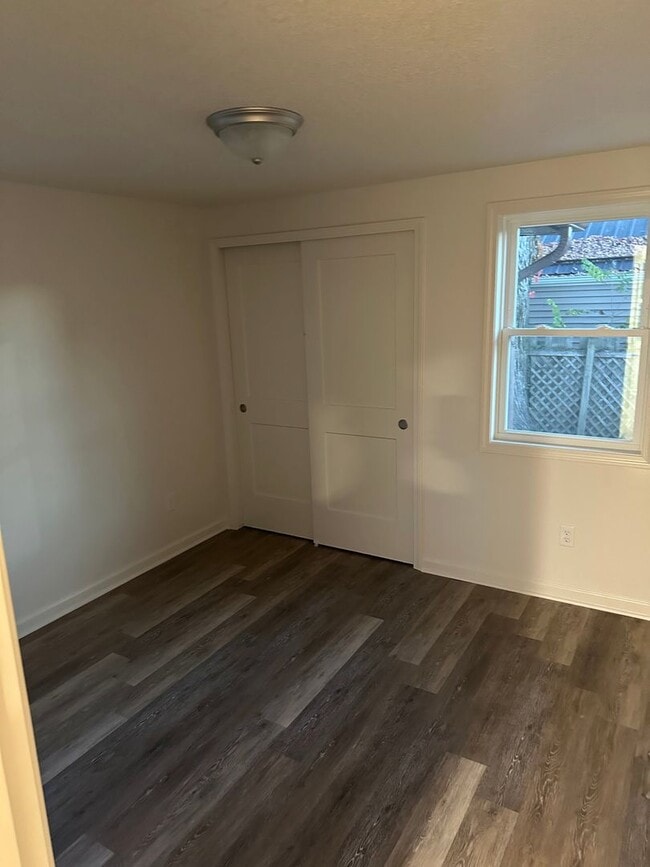 Building Photo - LEO  3 BR 1 Bath