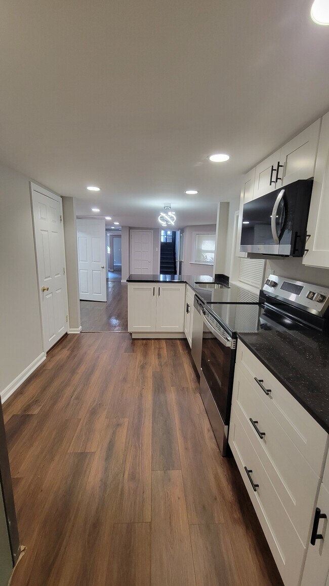 Building Photo - 5749 N Talman Ave