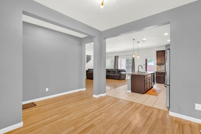 Building Photo - 5725 W Milada Dr