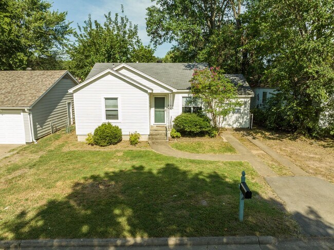 Building Photo - Freshly Updated 3 Bedroom House