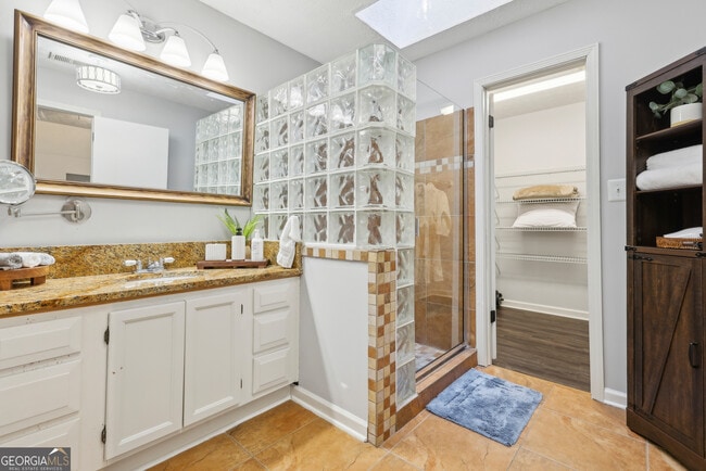 Building Photo - 8470 Lake Dr