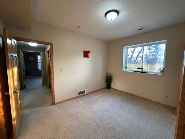 Building Photo - 3 Bed, 2 Bath Condo for Rent in Evansdale, Ia