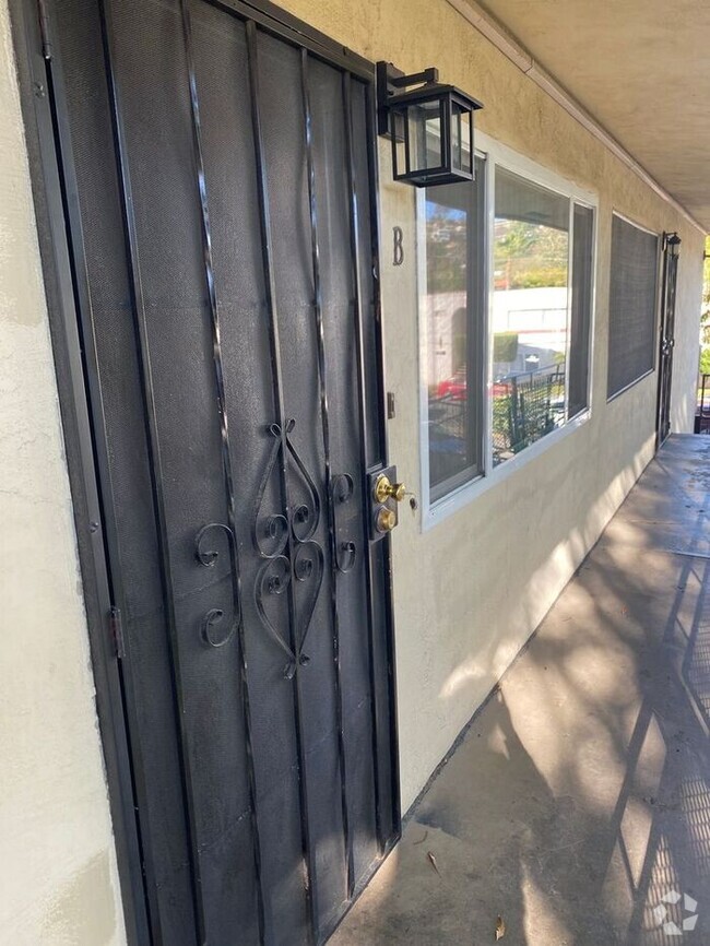 Building Photo - $750 REBATE-SPACIOUS 2BR/1BA Unit with pri...