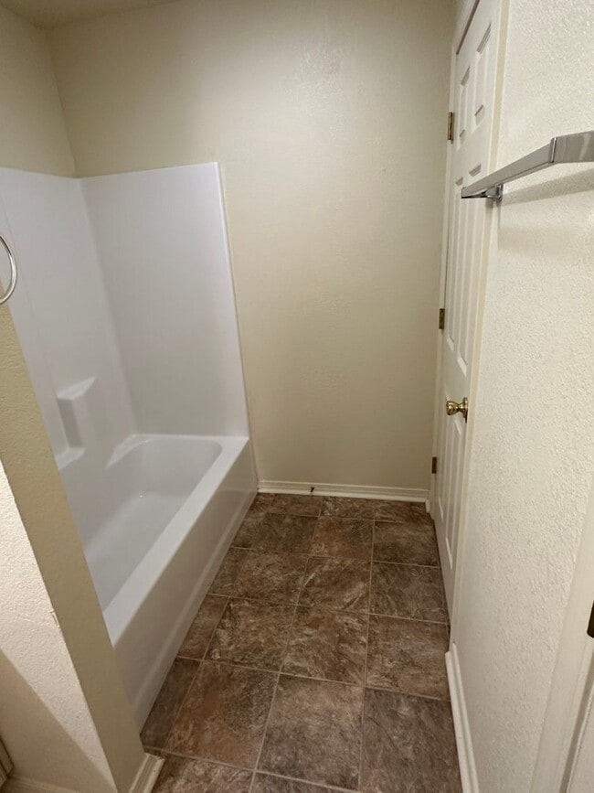 Building Photo - Nice 3 bedroom, 2 bath brick duplex