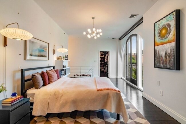 Building Photo - 136 Arlington St