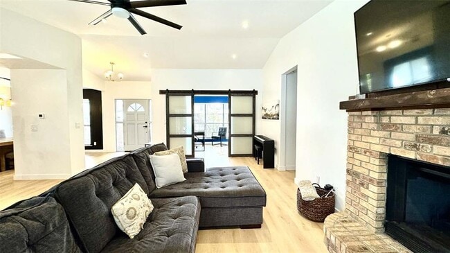 Building Photo - 415 E 6th Ave