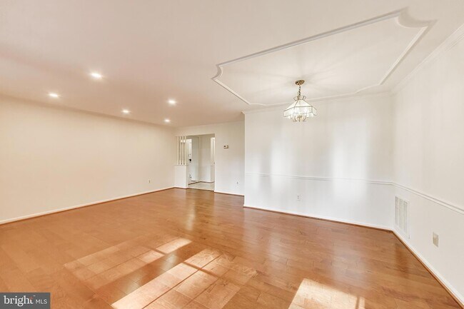 Building Photo - 5707 Brewer House Cir