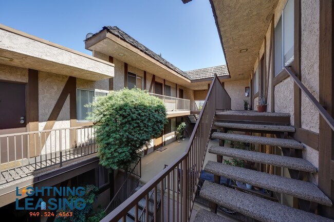 Building Photo - 14632 Magnolia-204D