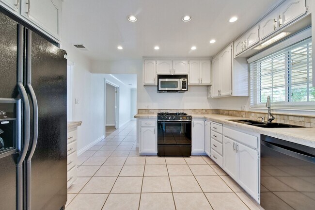 Building Photo - Single Story Gem in Saratoga! Quaint 3 BR 1.5 BA Home Ready for Occupancy with Air Conditioning &...