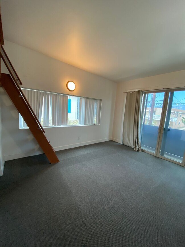 Building Photo - 6571 Del Playa Dr