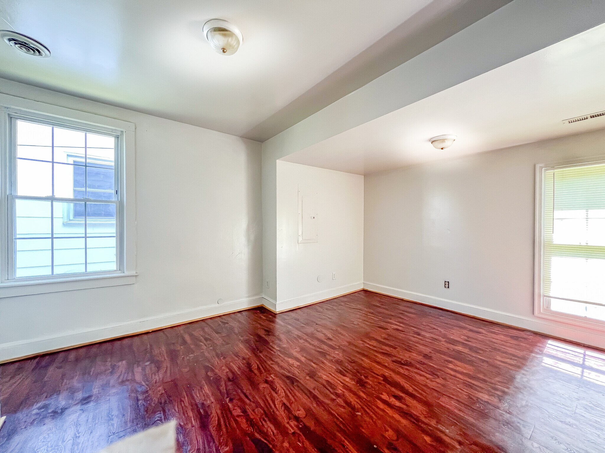 Building Photo - 302 Elm St