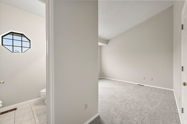 Building Photo - 3 Bedroom Townhouse Close To Ft. Carson