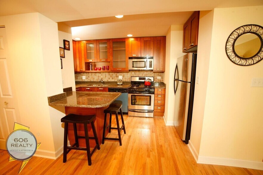 Building Photo - 6954 N Greenview Ave