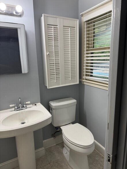 Building Photo - 212 White Oak St