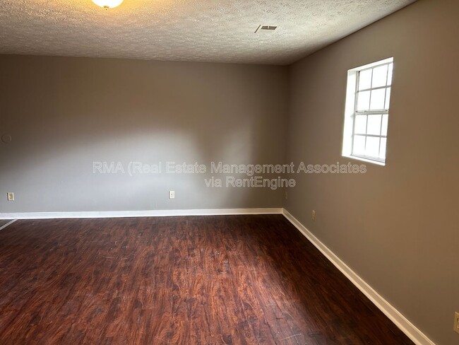 Building Photo - 413 N Hill St